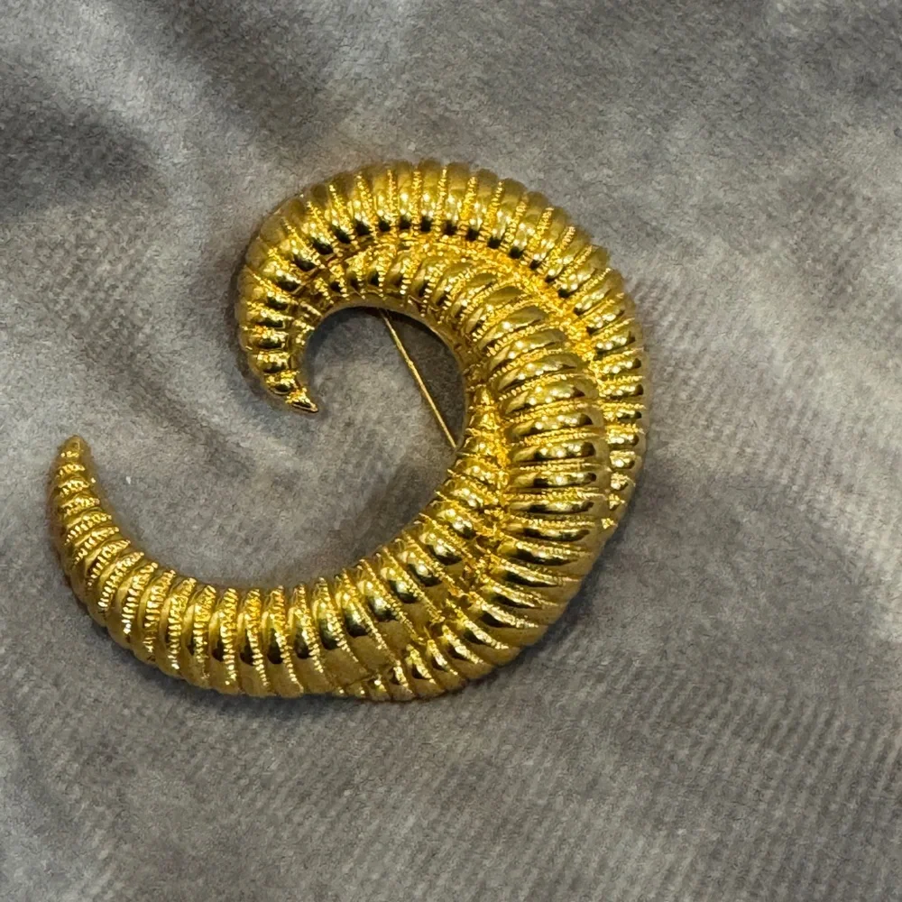 VINTAGE MONET GOLD‎ TONE BROOCH signed